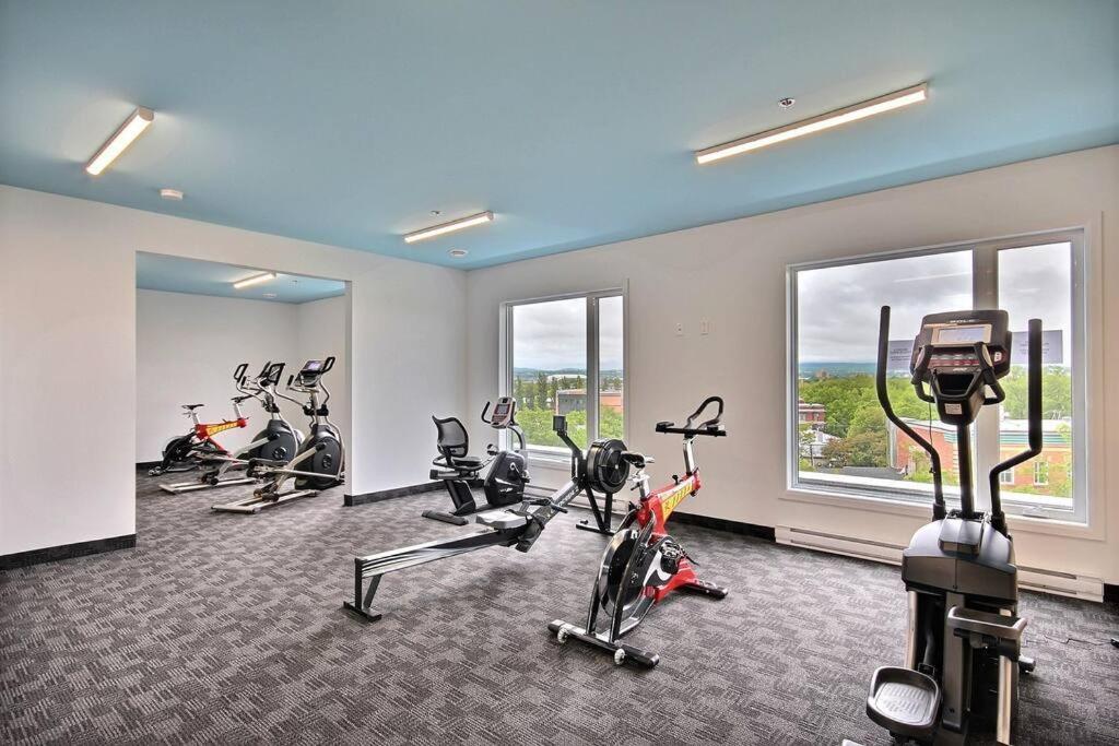 Good Vibes Only -Modern And Spacious 2 Bedroom Condo 4 Beds Free Parking, Gym Québec Eksteriør bilde